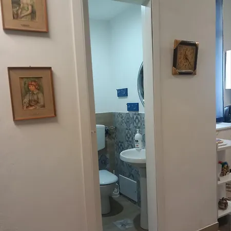 Aa Central Station Guest house *